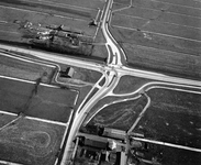 847457 Luchtfoto van de kruising van de Ingenieur Enschedeweg (van links naar rechts, onderdeel van de S18, de ...